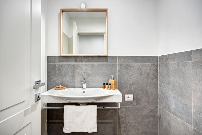 Bathroom 2, Luxury Blues Apartment, Napoli