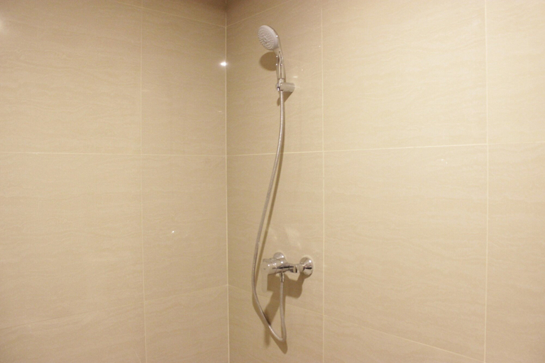 Bathroom 5, Chic Studio Room @ Galeri Ciumbuleuit 3 Apartment By Travelio, Bandung