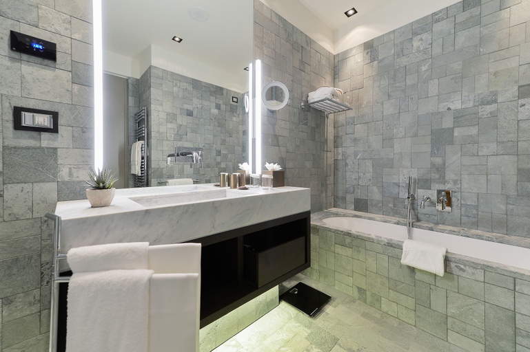 Bathroom 5, Grand Hotel Billia, Aosta