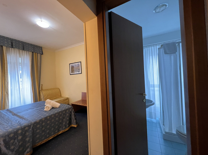 Bedroom 2, BALTIK GUESTHOUSE, Roma