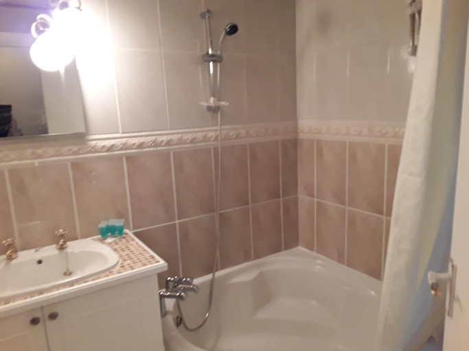 Bathroom 5, The Liverpool Inn Hotel, Sefton