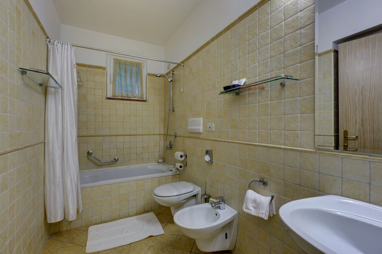 Bathroom 4, Hotel Cristina, Brescia