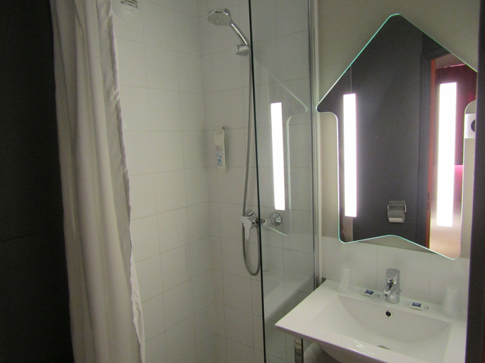 Bathroom 4, Ibis Budget Chilly Mazarin Les Champarts, Essonne