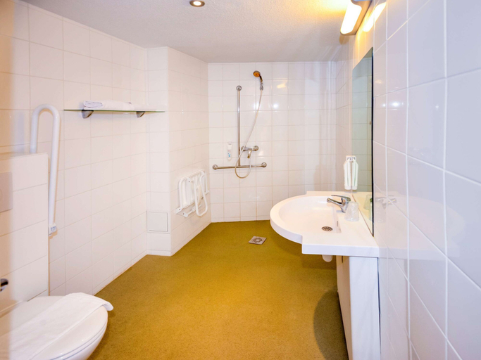 Bathroom 5, ibis budget Menton, Alpes-Maritimes