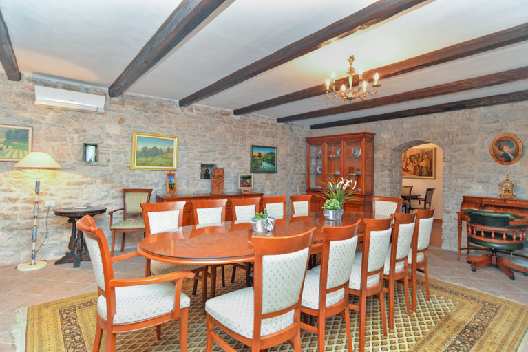 Food & Drinks 4, Villa 1240, Barban