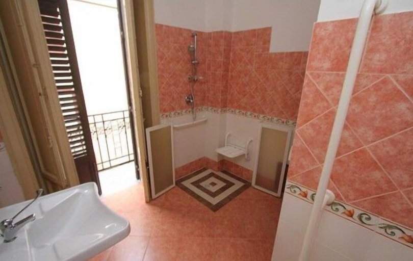 Bathroom 5, Hotel Concordia, Palermo