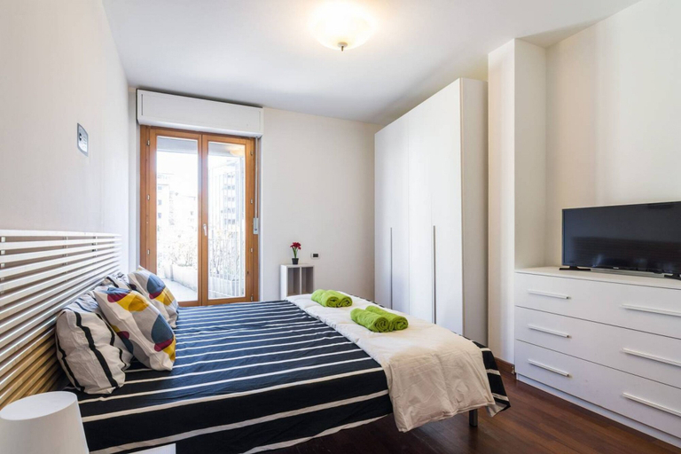 Room 5, 4 Bedroom Villa near Metro, Milano