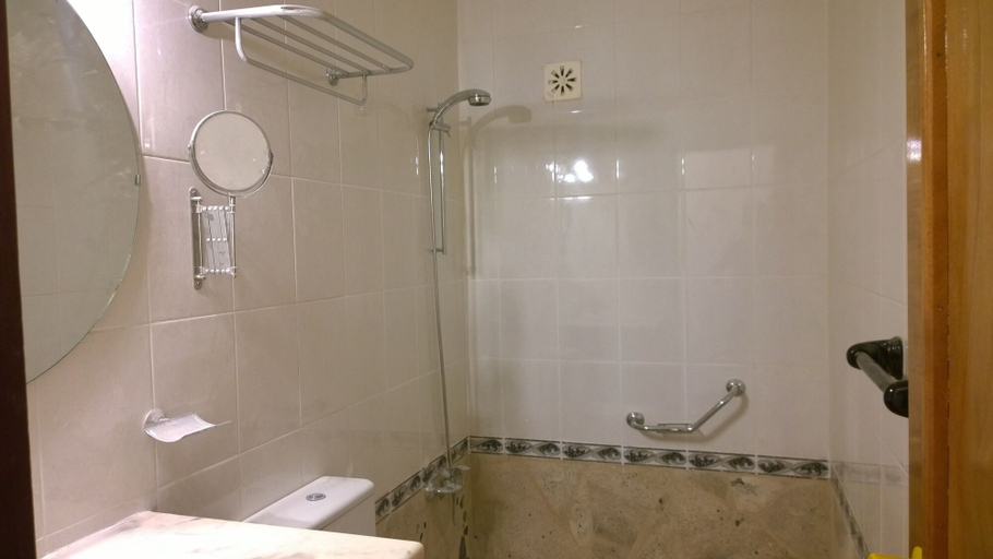 Bathroom 4, Odjo d'Agua