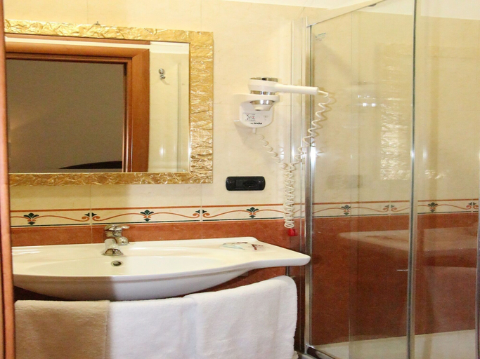 Bathroom 4, Mirage, Rome