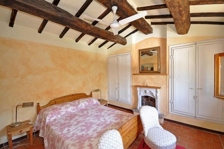 Bedroom 4, Marsilia, Grosseto