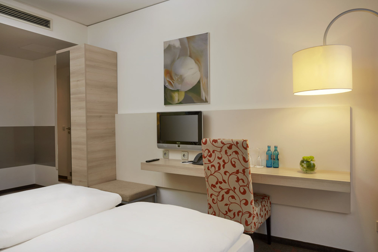 Bedroom 3, H+ Hotel München, München