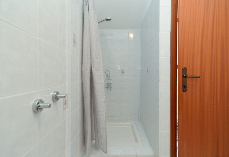 Bathroom 3, Apartment 827, Medulin