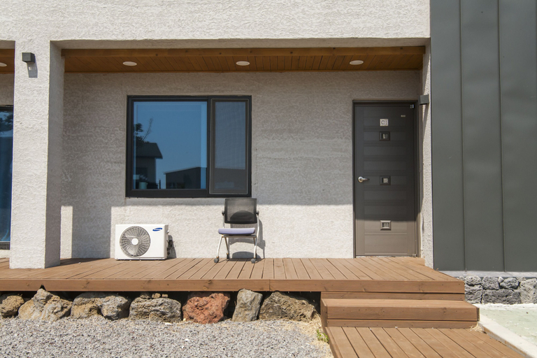 Exterior & Views, On The Stone Guesthouse 1 - Hostel, Seogwipo