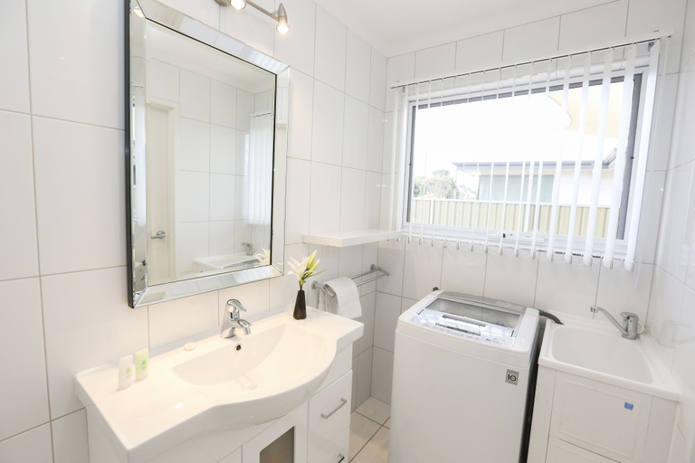 Bathroom 4, 112 Olive Apartments, Mildura - Pt A
