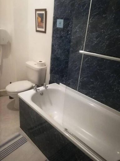 Bathroom 3, Argyle Backpackers, Edinburgh