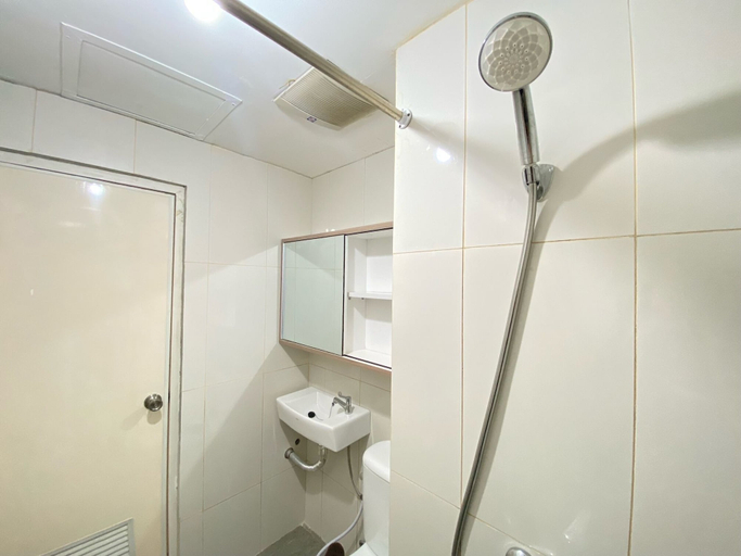 Bathroom 4, Cozy Designed Studio Apartment At Grand Asia Afrika, Bandung