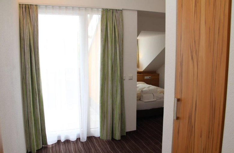 Bedroom 2, Schäfer Boardinghouse, Fürstenfeldbruck