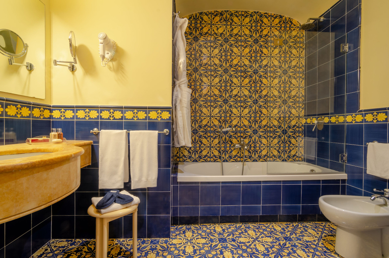 Bathroom 5, Imperial Hotel Tramontano, Napoli
