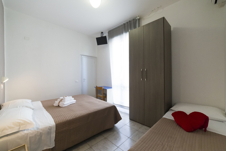 Bedroom 2, Hotel Belsoggiorno, Rimini