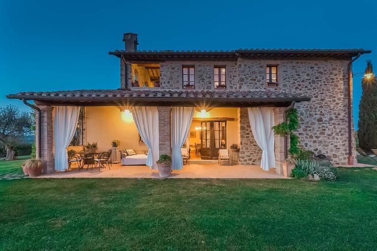 Exterior & Views