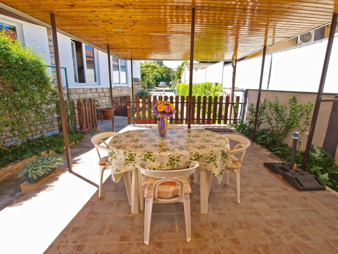 Others 5, Apartment 535, Pula