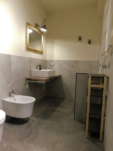 Bathroom 5, Piumaviola, Parma