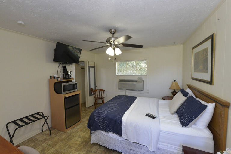 Bedroom 2, Shiner Country Inn, Lavaca