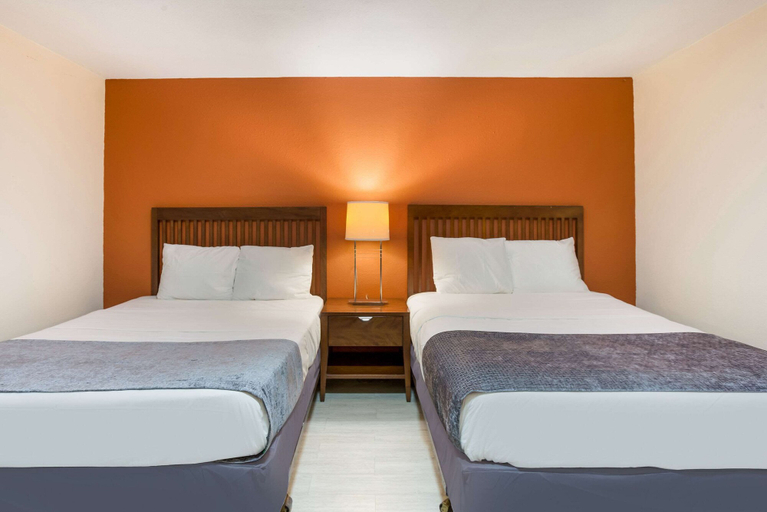 Bedroom 3, Rodeway Inn Berryville, Carroll