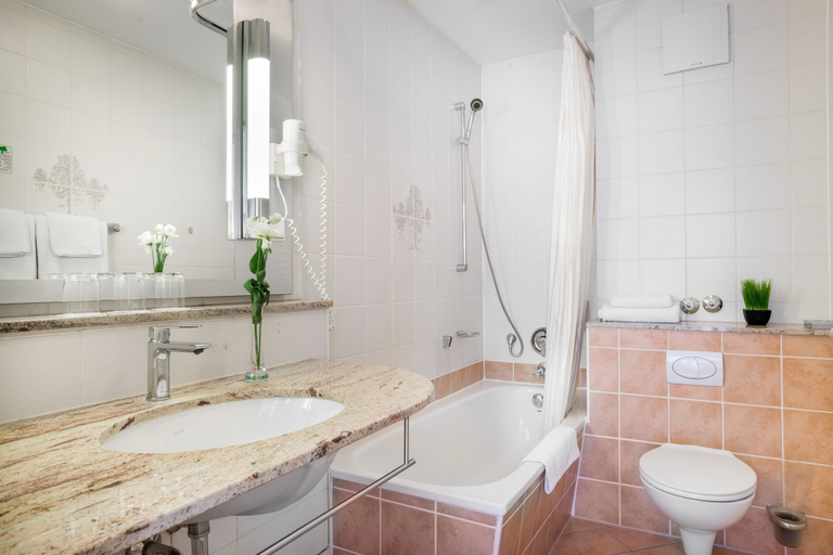 Bathroom 5, Garner Hotel STUTTGART CITY CENTRE by IHG, Stuttgart