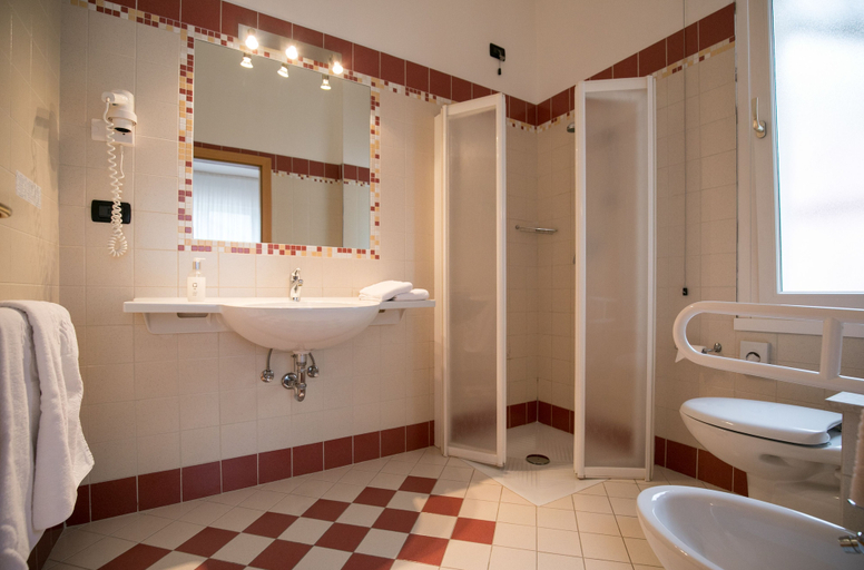 Bathroom 4, Hotel Daniela, Trento