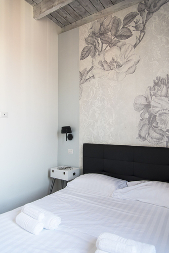 Room 5, Stylish 1 Bedroom Flat in City Life District, Milano