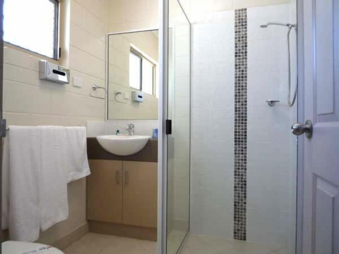 Bathroom, Collinsville Motel, Bowen