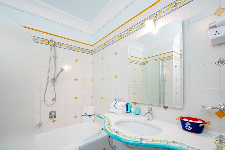 Bathroom 5, Hotel Myage, Napoli