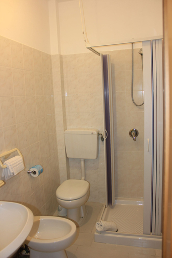 Bathroom 4, Albergo Il Giardino, Foggia
