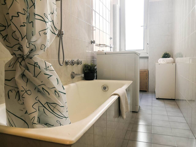 Bathroom 4, JOIVY Wooden Guerrini Apartment, Milano