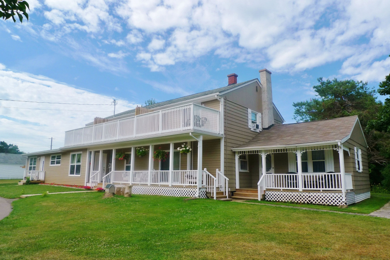 Exterior & Views