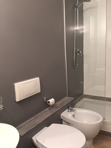 Bathroom 5, Al 183, Cagliari