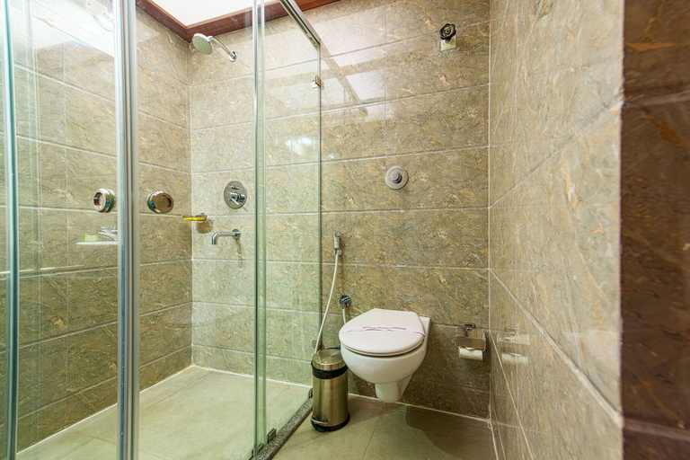 Bathroom 3, Treebo Globe International, Near Kalighat Mandir, Kolkata