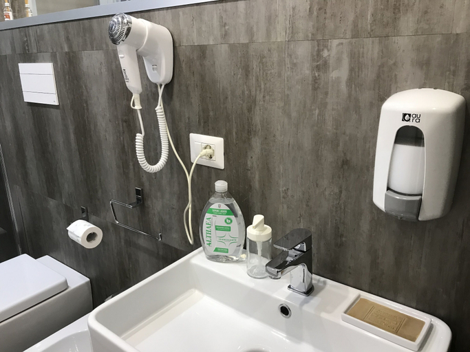 Bathroom, Ade Home, Catania