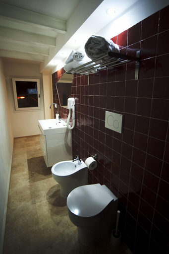 Bathroom 3, TS Residence, Lecce