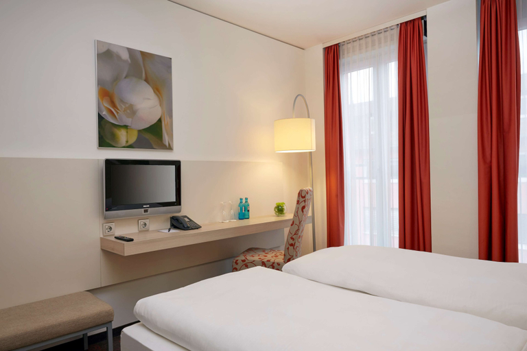 Bedroom 3, H+ Hotel München, München