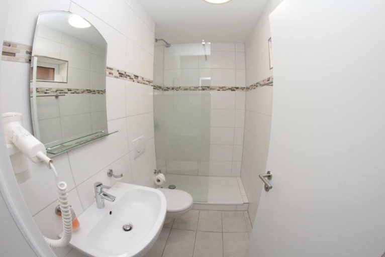Bathroom 5, Schäfer Boardinghouse, Fürstenfeldbruck