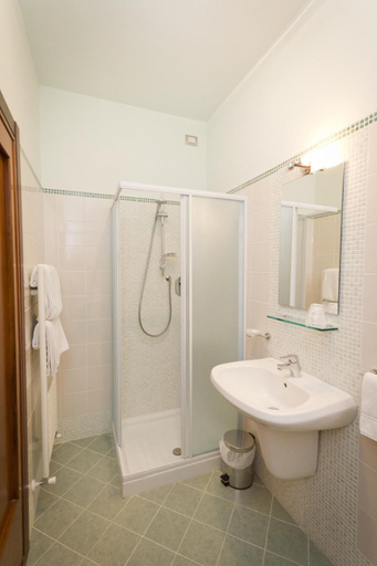 Bathroom 5, Hotel Donnini, Perugia