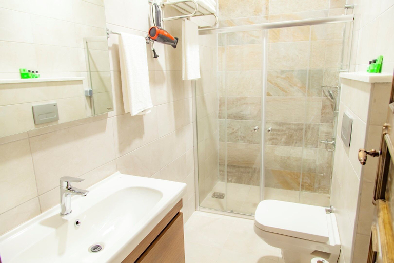 Bathroom 4, Sehrazat Konagi, Merkez