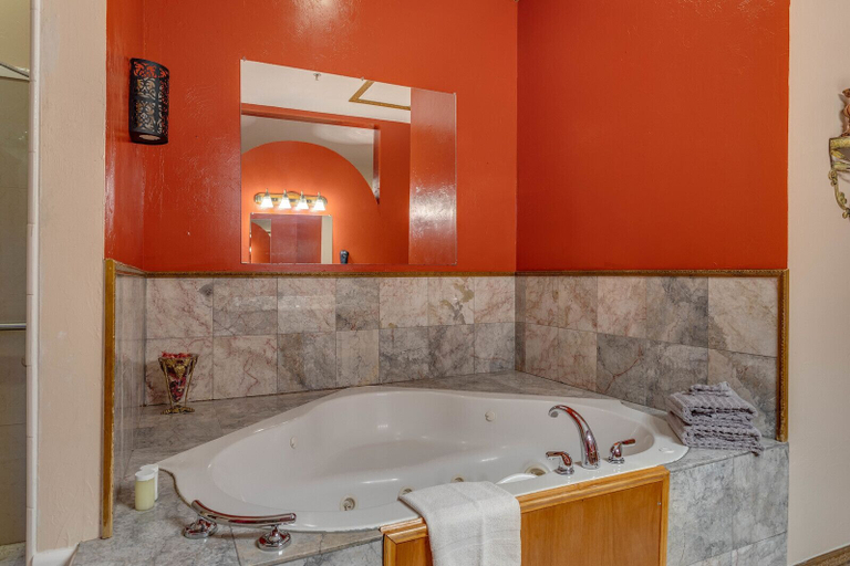 Bathroom 3, The Whispering Pines Inn Bed & Breakfast, Cleveland