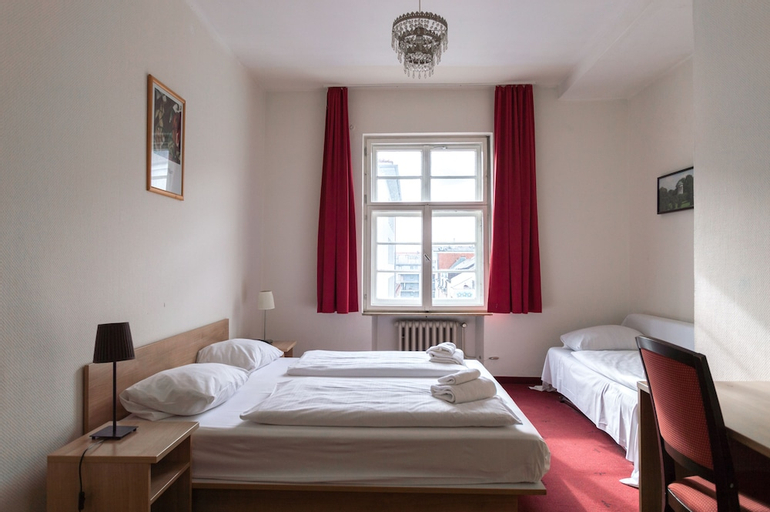 Bedroom 4, Smart Stay Hotel Station, München