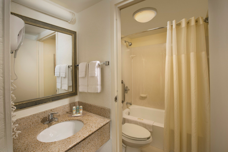 Bathroom 4, Quality Inn Miami Airport - Doral, Miami-Dade