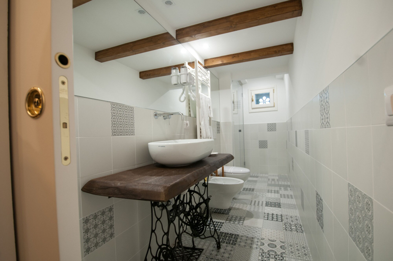 Bathroom 4, Le Origini, Matera
