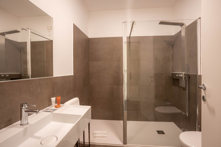 Bathroom 4, V Hotel, Ancona