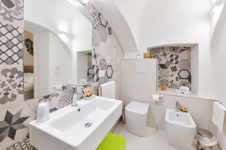 Bathroom 5, Casa Magadè, Taranto